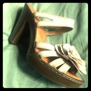 Born “Flower” sandals in antique. Size 7